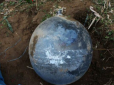 Послання з космосу? Три металеві кулі невідомого походження впали на село у В'єтнамі (фото)