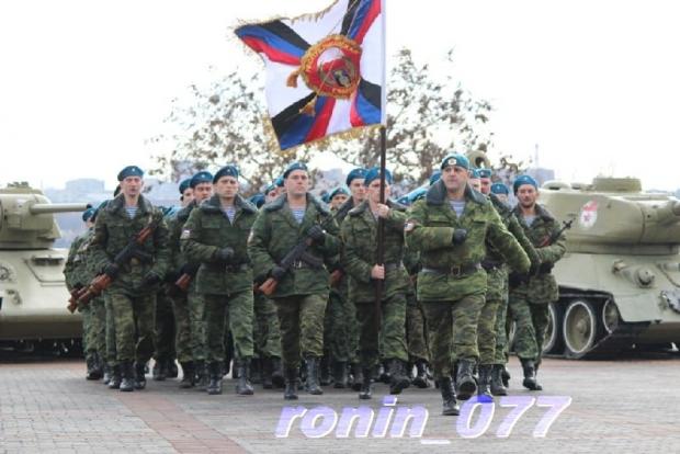 Євген Кононов (на передньому плані) з "гвардійцями". Фото: ЖЖ.