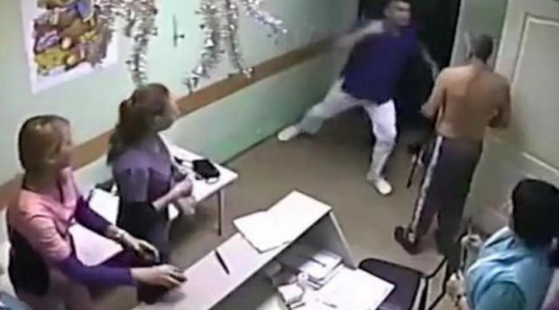 Вбивство пацієнта лікарем. Фото: скріншот з відео.