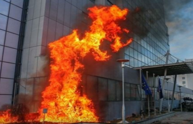 У Косово демонстранти підпалили будівлю парламенту. Фото: http://www.rbc.ru/