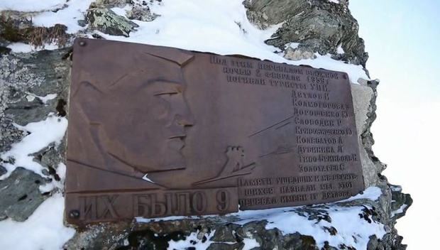 Меморіальна дошка на місці загибелі туристів. Фото: fast-torrent.ru