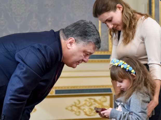 Петро Порошенко вручив нагороди родинам загиблих "кіборгів". Фото:http://www.president.gov.ua/
