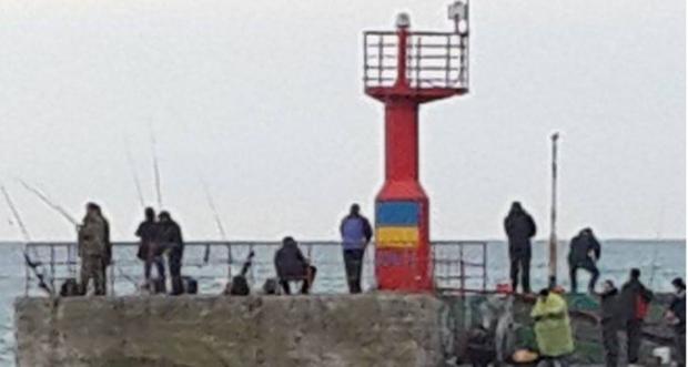 На маяку в Ялті з'явився синьо-жовтий прапор. Фото:http://qha.com.ua/