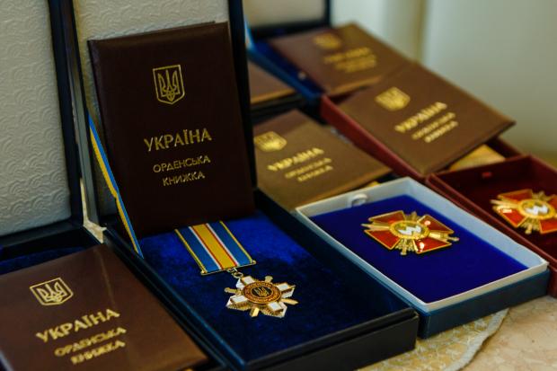 Нагороди для героїв. Фото: uanews.kharkiv.ua.