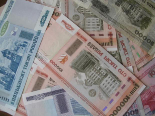 Білоруський рубль падає услід за російським. Ілюстрація:newsbel.by