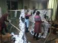 Дівчата плетуть - Міноборони не свербить: Волонтеркам Слов'янська терміново потрібна тканина на маскувальні сітки для бійців АТО