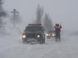 Сніговий колапс: в 5 областях України закриті дороги (список)