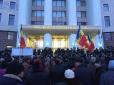 Кишинівський майдан: народ захопив парламент, поліція залишає будівлю, кидаючи кийки та щити  (фото)