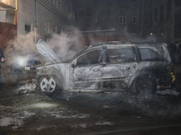 В Ужгороді спалили авто екс-голови Закарпатської ОДА. Фото: скрін відео