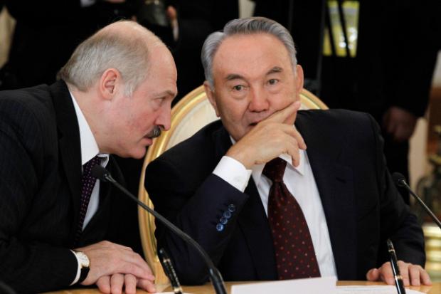 Олександр Лукашенко та Нурсултан Назарбаєв. Фото: newstes.ru.