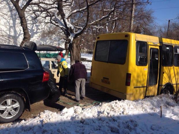 Ломаченко витягнув автівкою із снігового замету маршрутку з людьми. Фото:http://fakty.ictv.ua/