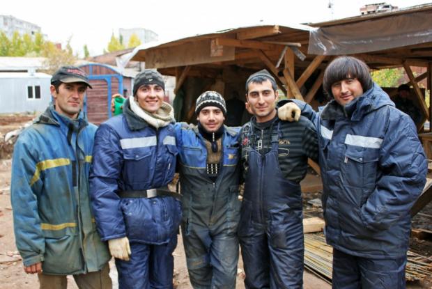 На будівництві у РФ звично працювали турки. Ілюстрація:abvm.livejournal.com