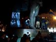 Таки завалили ката: Дніпропетровці повалили пам'ятник Петровському (фото, відео)
