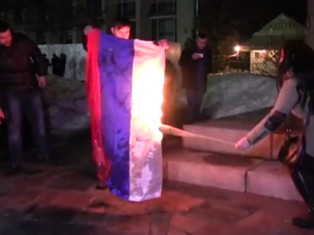 У Черкасах спалили прапор країни-окупанта. Фото: скрін відео