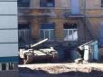 Підступність окупанта: Терористи знову ховають техніку в житлових кварталах Донецька