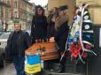 Давно пора: У Львові російському банкові влаштували похорон (фото)