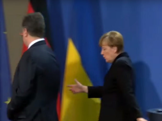 Меркель наздоганяє Порошенка, щоб нагадати йому про протокольну світлину. Фото: скрін відео