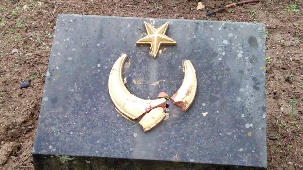 Вандали у Криму поглумилися над меморіалом турецьким воїнам. Фото: Facebook