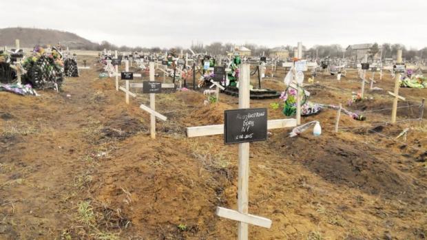 На кладовищі Донецька поховали багатьох терористів, причому більшість з них - безіменні. Фото:http://vlada.io/