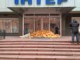 Розправа: Офіс українського телеканалу закидали ватою (фото)