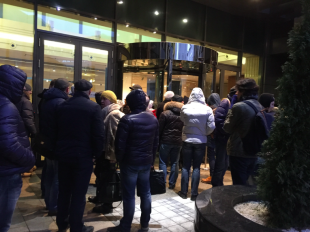 Валютні позичальники у Москві виламували двері банку "Дельтакредит". Фото:https://tvrain.ru/