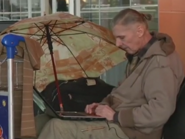 Андрій Усик вже 3 роки живе в аеропорту "Бориспіль". Фото: скрін відео