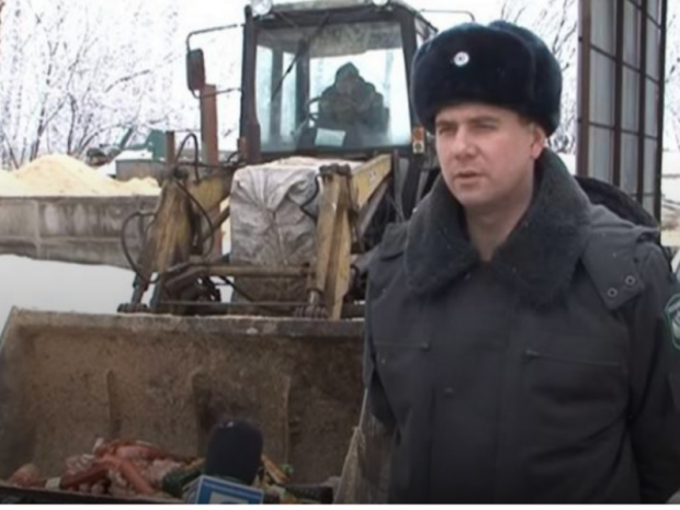 Українські ковбаси і сири знищили після вилучення товару на пункті пропуску Гоптівка. Фото:http://espreso.tv/