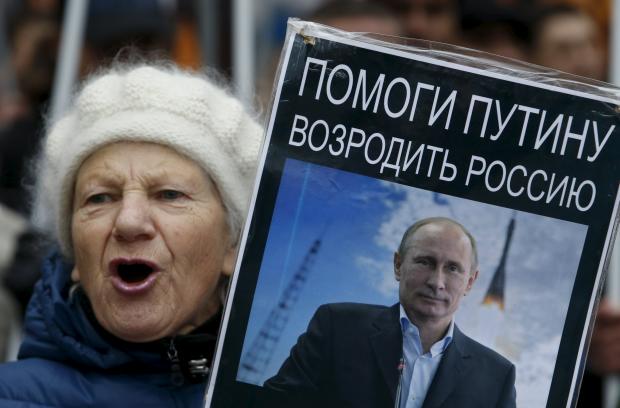 Росіянка та її "біблія". Фото: lastnews.com.ua.