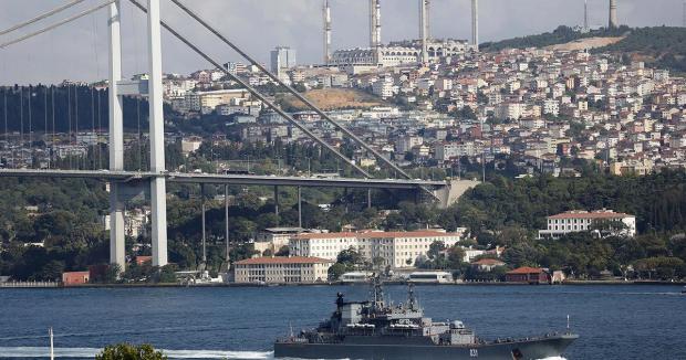 Військовий корабель у проливі Босфор. Фото: www.svoboda.mobi.