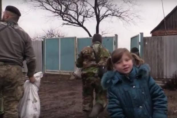 Бійці добровольчого батальйону "Айдар" допомагають мешканцям Троїцького
