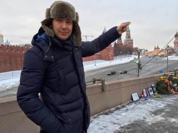Журналіст Роман Цимбалюк "прикрасив" шпиль Кремля синьо-жовтим сердечком. Фото:Facebook