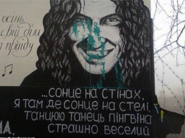 В Одесі вандали спаплюжили стіну пам'яті Андрія Кузьменка. Фото:http://dumskaya.net/