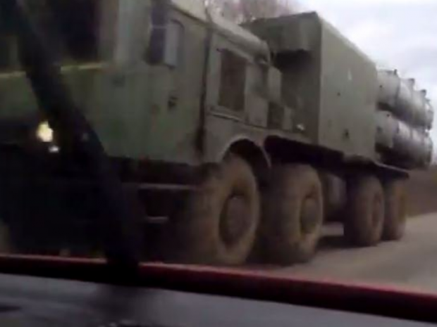 У Крим продовжують зганяти військову техніку. Фото: Twitter
