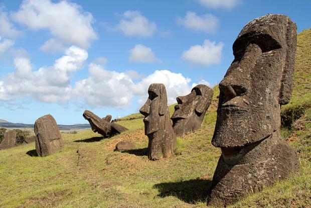 Кам'яні ідоли острова Пасхи. Фото: Wikimedia Commons.
