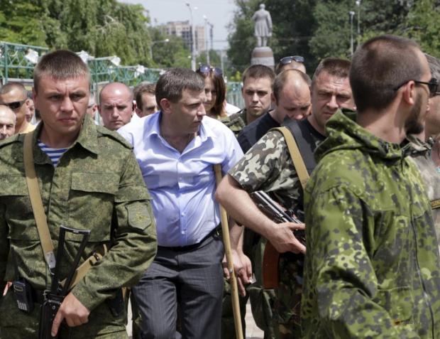 Терорист Захарченко в оточенні своєї охорони. Ілюстрація:www.2000.ua