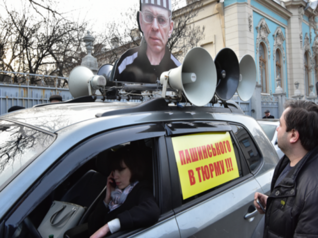 Тетяна Чорновол забралася в машину активістів, які виступають проти Пашинського. Фото:http://strana.ua/