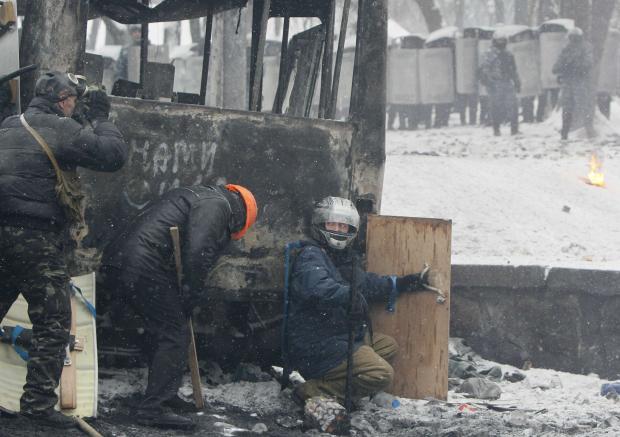 Активісти Майдану захищаються від беркутівців. Ілюстрація:ru.tsn.ua