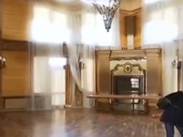 Резиденцію Януковича в Сухолуччі розграбували мародери. Фото: скрін відео
