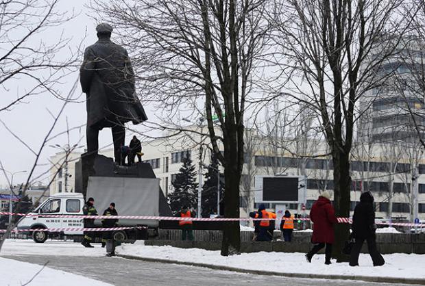 Поврежденный памятник Ленину в Донецке. 27 января 2016-го