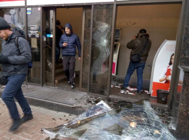 Активісти розгромили приміщення російського банку. Фото: Деловая столица.