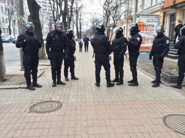 Поліція охороняє "Сбербанк Росії". Фото: соцмережі.
