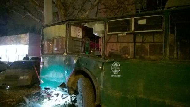 Нетверезий чолов'яга в Одесі викрав тролейбус і врізався ним у стовп. Фото:http://odpublic.net/
