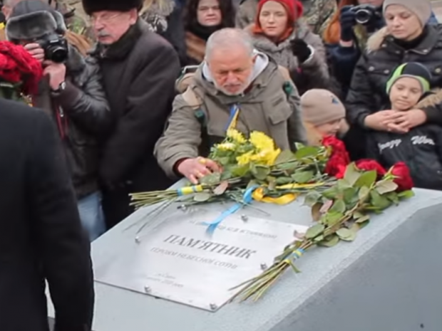 Відкриття пам'ятного знаку героям Небесної сотні в Одесі. Фото: скрін відео