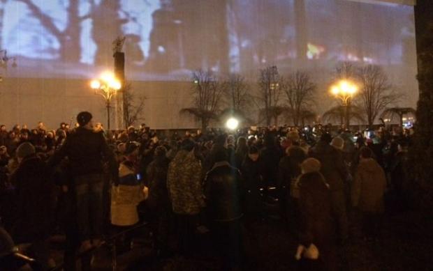 На Майдані залишаються люди, які прийшли вшанувати пам'ять загиблих. Фото: НВ.