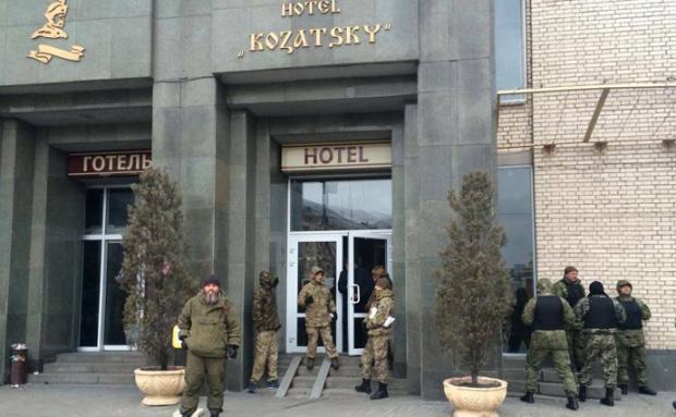 До 12 години дня осіб, які зайняли готель "Козацький", попросили добровільно залишити будівлю. Фото:www.pravda.com.ua