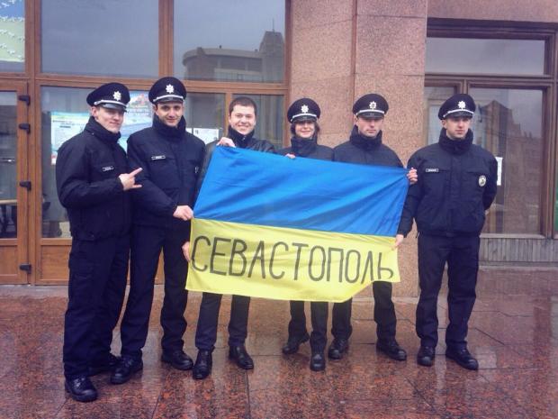Молоді севастопольці тепер служать в Івано-Франківській поліції. Фото: twitter