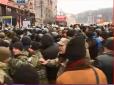 На Майдані бійці МВС заблокували вантажівку зі сценою, сталося зіткнення