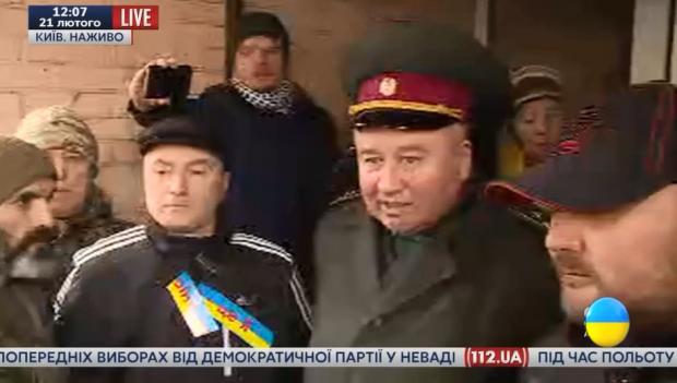 Валентин Федічев та мітингувальники. Фото: скріншот з відео.