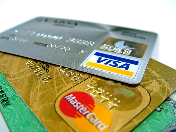 В Україні фіксують новий безконтактний спосіб крадіжки грошей з банківських карт