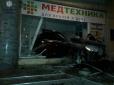 Тікаючи від патрульних, п'яний водій влетів у магазин в Одесі (фото)